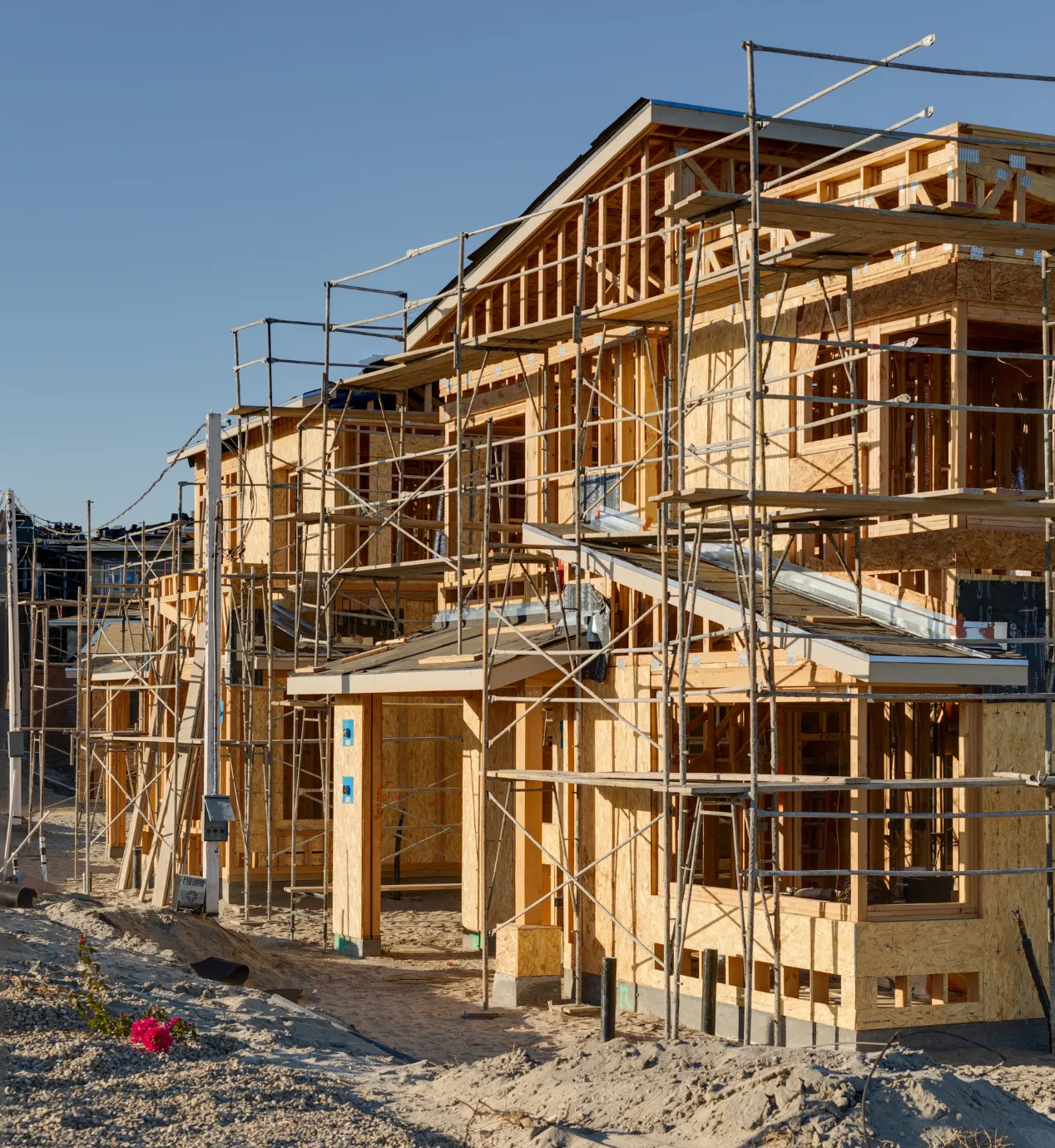 Los Angeles general contractor coordinating custom home framing and exterior construction work